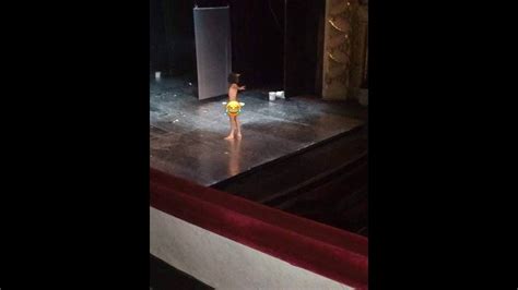 فضيحة كبرى في المسرح البلدي ممثل شاب يخرج عاري تماما على الركح و الجمهور يغادر القاعة youtube