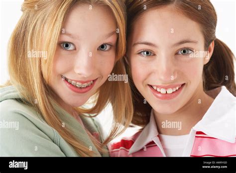 Fille Rousse De 10 Ans Joyeuse Banque De Photographies Et Dimages à