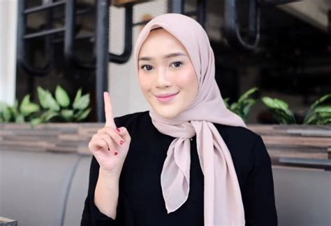 Wah… sangat menawan dengan balutan gaun berwarna dusty pink ya! Tutorial Hijab Segi Empat Simple dan Modis Terbaru Cantik Ala Selebgram Hits! 8 | Kursus hijab ...