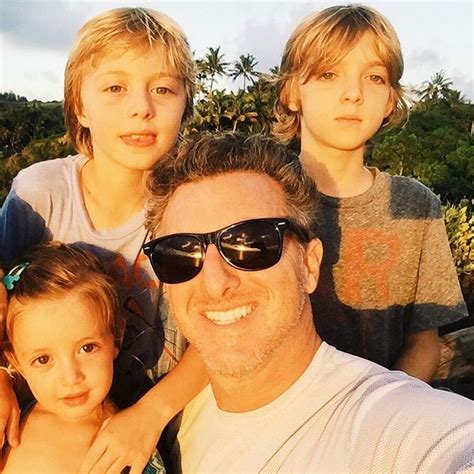 O apresentador luciano huck está apresentando o caldeirão de dentro de casa. Barbudo, Luciano Huck posa com filhos no Dia dos Pais ...
