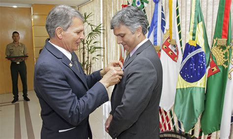 General Silva E Luna Entrega Medalha Da Vitória Ao Ministro Do Planejamento — Ministério Da Defesa