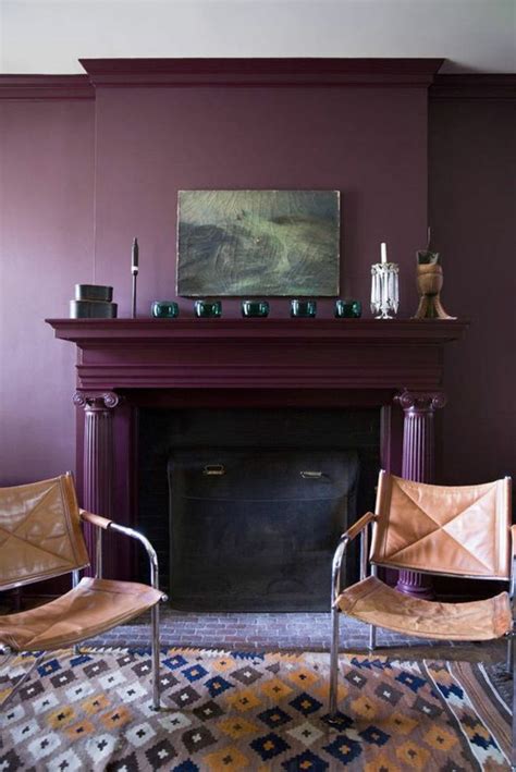 La Couleur Pourpre Mur Aubergine Chaises Simples Manteau De Cheminée