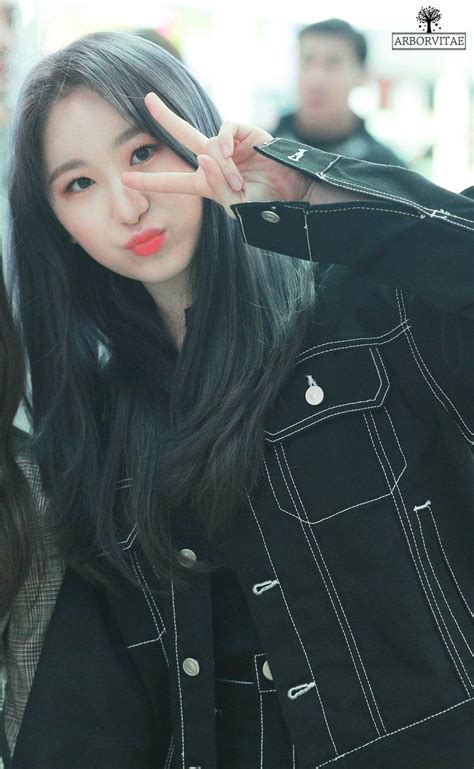 Iz One’s Chaeyeon And Itzy’s Chaeryeong Had A Sister Bonding Moment Backstage At The 2020