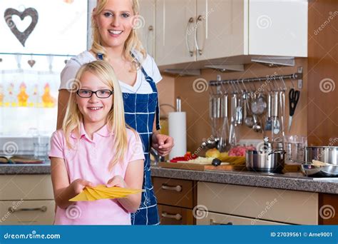 Madre E Hija Que Cocinan Junto Imagen De Archivo Imagen De Mujeres