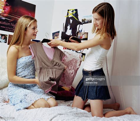 Two Teenage Girls Trying On Clothes In Bedroom Stock Foto Getty Images
