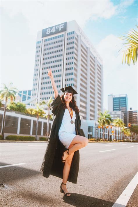 7 Graduation Posing Ideas You Need To Try Out Alanis Colina