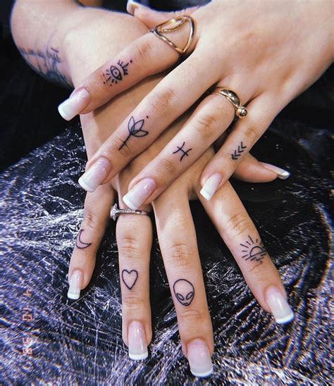 Pin By Xiomi Gonzàlez On Tatto In 2020 Tiny Finger Tattoos Small