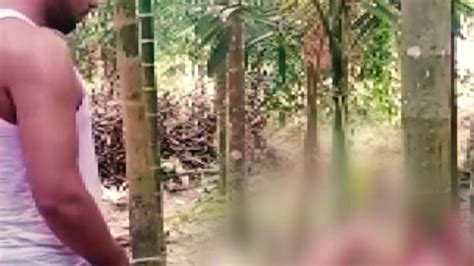 युवक को पेड़ से बांध कर की शर्मनाक हरकत Short Videos Aajtak