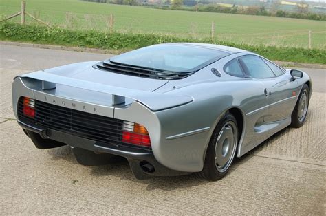 It held the record for the highest top speed of a production car (350 km/h, 217 mph) until the arrival of the mclaren f1 in 1994. JAGUAR XJ220: la supercar britannica! - Motori Storici
