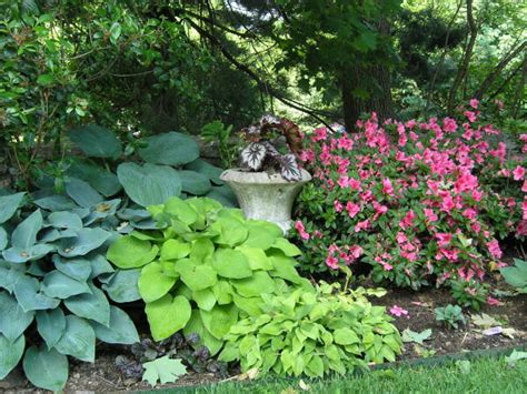 Sample garden plans for different situations are included in this article about how to create a simple garden. 100% Natural Hardwood Mulch: Shade Gardens