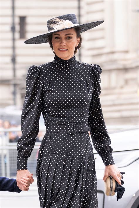 Kate Middleton Sceglie Il Look Chic Con Vestito A Pois E Cappello Vogue Italia