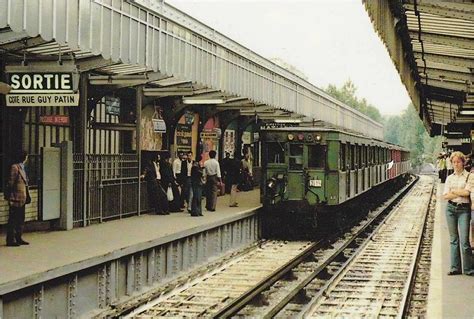 La Station De Métro Barbès Rochechouart En 1975 Il Y A 40 Ans Ca