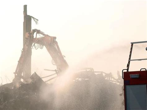 Secondo quanto riferito da 118 e vigili del fuoco, non vi sarebbero né feriti né vittime. Incendio a Milano: rischi reali o psicosi per sport all ...