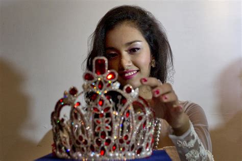 Dethroned Myanmar Beauty Queen Wont Return Crown Unless Pageant