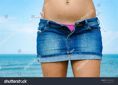 Sexy Lady On Beach Undressing Her Stockfoto Shutterstock
