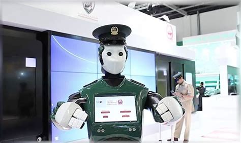 Первый робот полицейский приступил к службе в Дубае