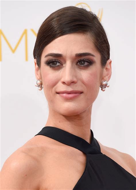 2014 Emmys Makeup Lizzy Caplan Rouge 18