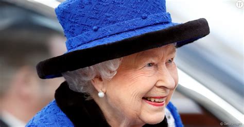 «s'il vous plait, je vous en prie, faites l'assistant de la reine, chargé de répondre aux courriers, a en effet sobrement décliné l'offre : Elizabeth II : la reine d'Angleterre publie un post ...