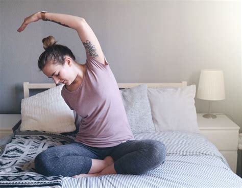 Sie Ist Anmut Interaktion Abend Yoga Im Bett Einstufung Pack Zu Setzen Entspannen