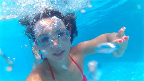 POOL DAY UNDERWATER SWIMMING WITH GLASSES AND BLOWING BUBBLES UNDERWATER IN SPAIN YouTube