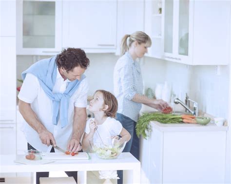 Padre E Hija Que Miran Uno A Mientras Que Prepara La Comida Sana En