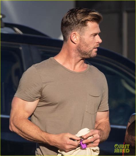 Photo Chris Hemsworth Bulging Muscles 03 Photo 4473129 Just Jared