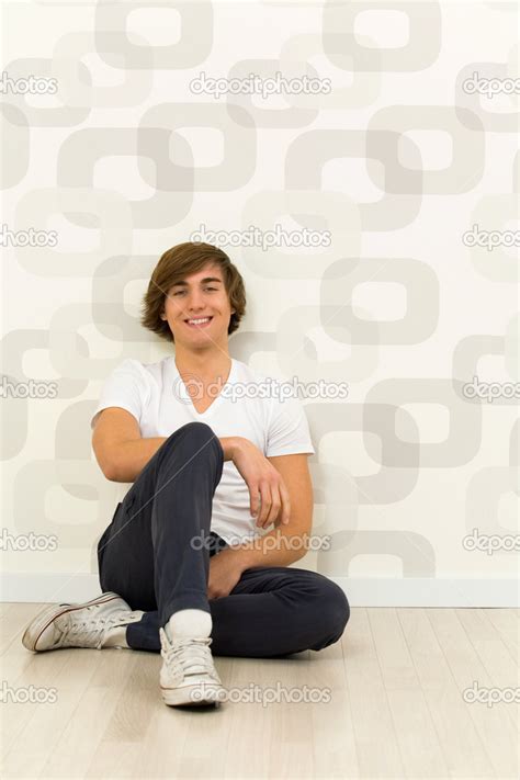 Młody Mężczyzna Siedzący Na ścianę — Zdjęcie Stockowe © Pikselstock 28188949