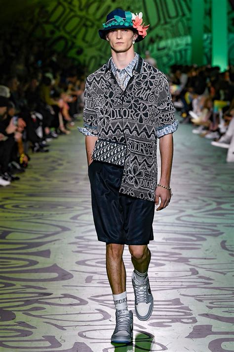 During the fall 2020 dior men's collection, maison dior and dior men artistic director kim jones revealed the first silhouette for the forthcoming jordan brand x dior collection: How the Dior x Air Jordan 1 Was Rocked on the Runway ...