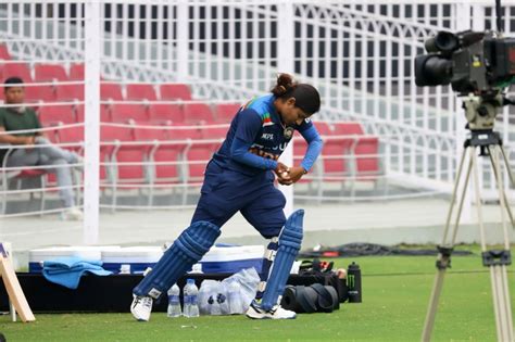 Mithali Raj Shadow Bats Before Her Turn