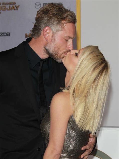 Watch Jessica Simpson Kiss Husband Eric Johnson At The Hunger Games Mockingjay Premiere