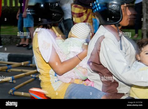 Family On Motorbike Bali Fotos Und Bildmaterial In Hoher Aufl Sung