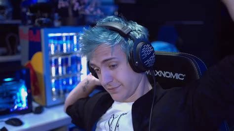 Why Do Pro Gamers Wear Earbuds And Headphones 4 Reasons