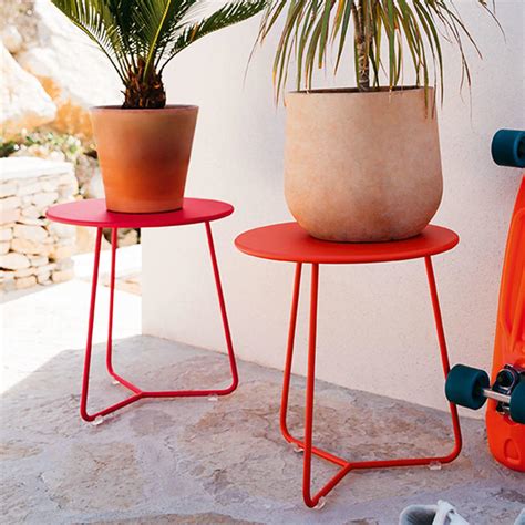 Our patio side table is built for both indoor and outdoor use. Buy Cocotte Low Stool/Side table by Fermob Outdoor ...
