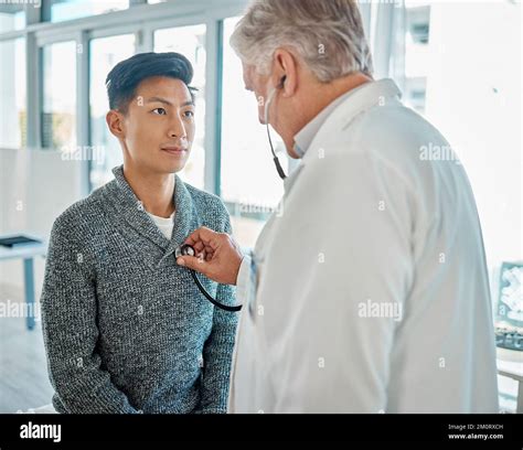 Homme Asiatique Faisant Examiner Sa Poitrine Et Son Cœur Avec Un