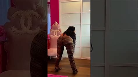 Nicki Minaj Shaking It 😍big Booty Stickin Out Youtube