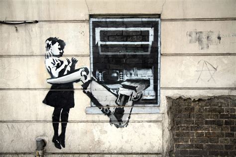 As his crew fled from. Der Künstler Banksy - Wer ist der unbekannte Guerrilla ...