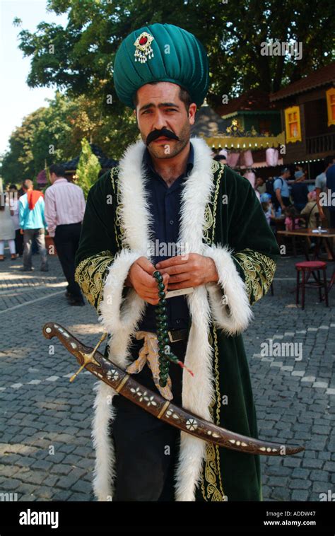 Hombre turco en traje tradicional otomano en el distrito turístico de