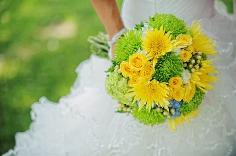 Simple elegant bouquet of delicate tender white chrysanthemum daisy flowers on purple wall background. 17 Best images about Chrysanthemum Wedding on Pinterest ...