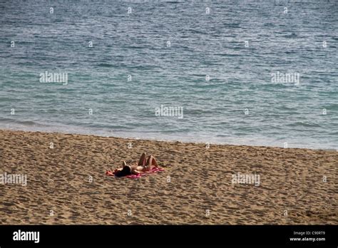 Jeune femme topless sur la plage soleil relaxant seul Mallorca Majorque Îles Baléares Espagne