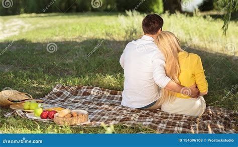 Paare Die Im Sommerpark Picknick Habend Auf Decke Sitzen Stockfoto Bild Von Glücklich