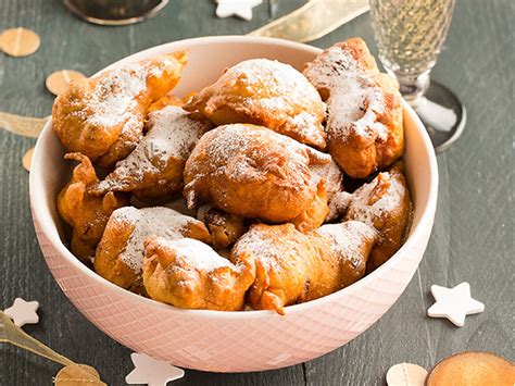 Oliebollen literally translates to oil balls, but don't let the name dissuade you. Oliebollen met kardemom en dadels