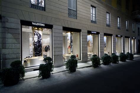 Shop Like A Vip With Luxup Valentino Retail Design Luxury Store