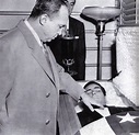 Mickey Cohen views the body of Johnny Stompanato at the funeral home ...