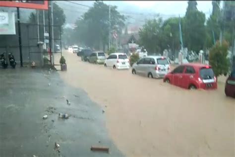 Hujan Deras Sejumlah Wilayah Di Kota Jayapura Tergenang Air Antara News