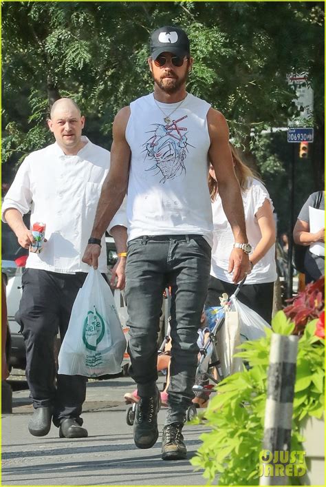 Photo Justin Theroux Shows Off His Buff Biceps While Food Shopping 03