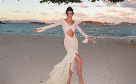 Kendall Jenner estrena un vestido transparente en una playa paradisíaca