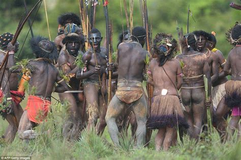 The Celebrations And Traditions Of Indonesia S Rarely Seen Dani Tribe Tribe Indonesia Mock