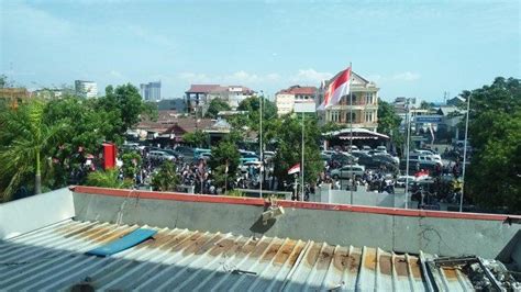 Massa Pro Kontra Hak Angket Behadap Hadapan Di Depan Gedung Dprd