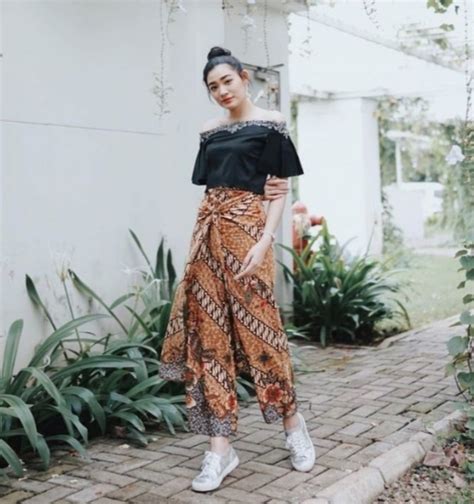 7 Inspirasi Outfit Batik Wanita Untuk Style Kekinian Dan Modis Id Berita
