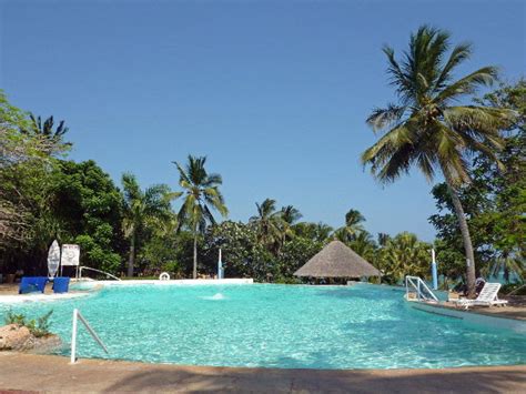 Bahari Pool Mit Maweni Bar Im Hintergrund Leisure Lodge Beach And Golf Resort Diani Beach